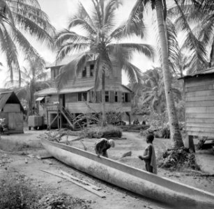 Boslandcreool bezig met het bouwen van een korjaal in Langetabbetje in Suriname, Bestanddeelnr 252-6748