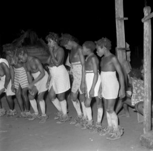 Boslandcreoolvrouwen en - meisjes aan het nachtdansen (de Awasadans) in Langetab, Bestanddeelnr 252-6807