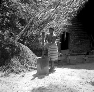 Boslandcreoolvrouw bezig met het stampen van olie uit de pitten van de maripapal, Bestanddeelnr 252-5844
