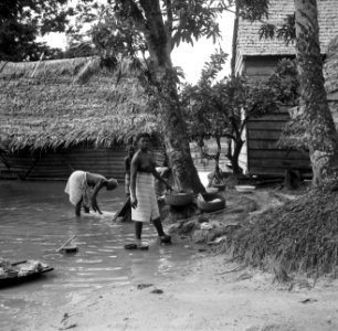 Boslandcreoolvrouwen aan de was bij de Surinamerivier, Bestanddeelnr 252-5900