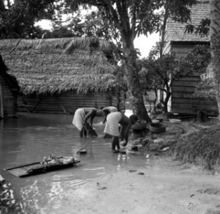 Boslandcreoolvrouwen aan de was bij de Surinamerivier, Bestanddeelnr 252-5901