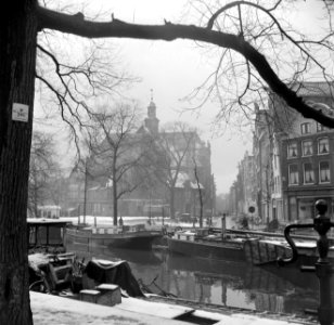 Boten in de gracht op de achtergrond de Noorderkerk, Bestanddeelnr 254-3246