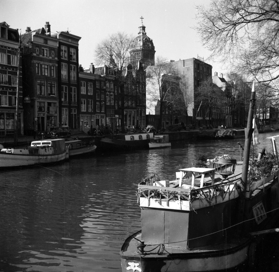 Boten in de gracht op de achtergrond de toren van de Nicolaaskerk, Bestanddeelnr 254-3259