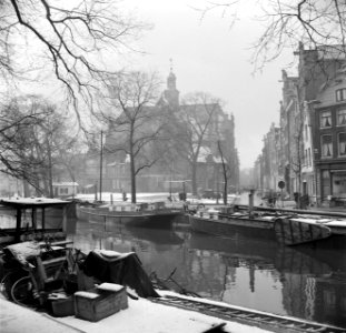 Boten in de gracht op de achtergrond de Noorderkerk, Bestanddeelnr 254-3247
