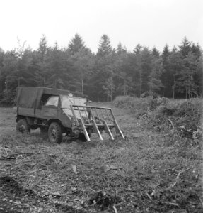 Bosbewerking, auto's, machines, werktuigen, Bestanddeelnr 251-9888