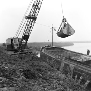 Boten, arbeiders, draglines, werkzaamheden, Bestanddeelnr 253-7555