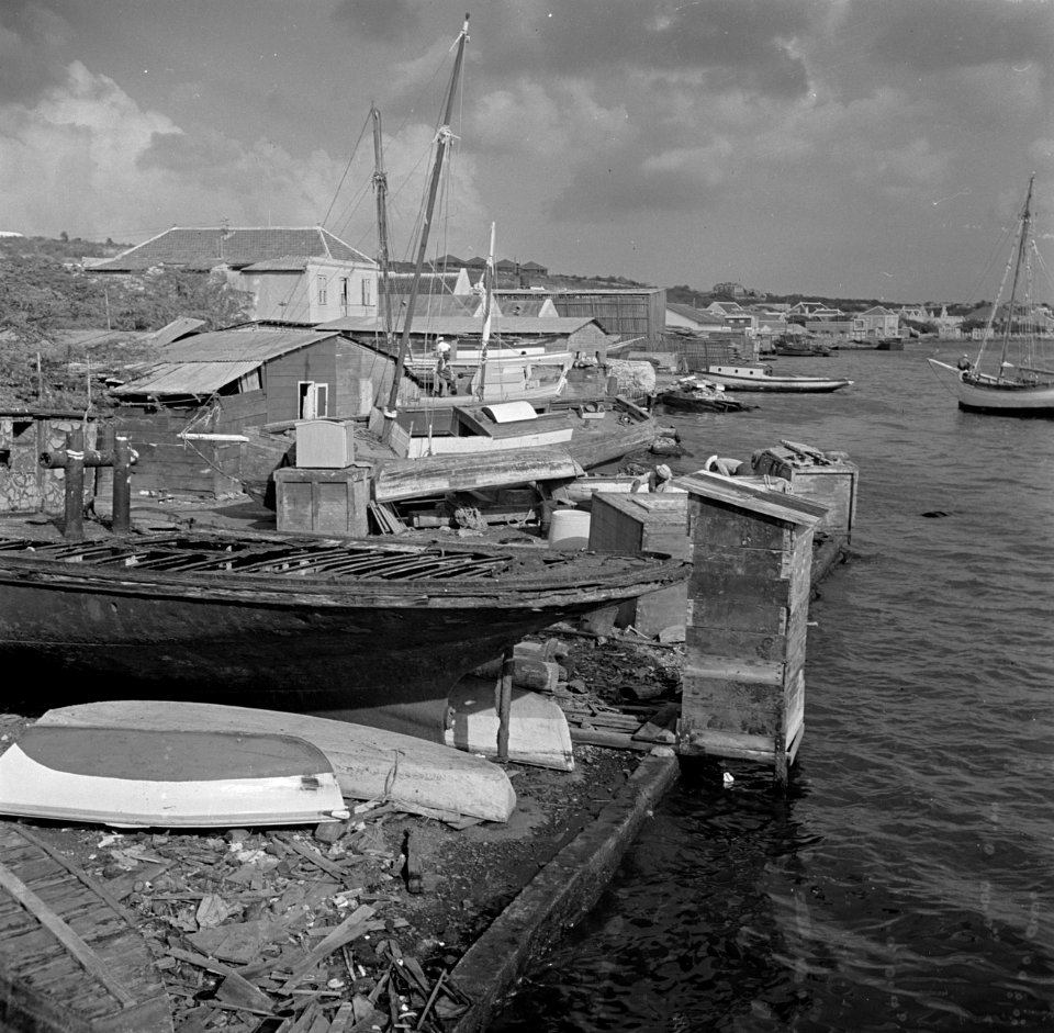 Boten aan de Scharloozijde van het Waaigat in Willemstad op Curaçao, Bestanddeelnr 252-7128