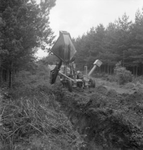 Bosbewerking, grondbewerking, machines, werktuigen, Bestanddeelnr 251-9107