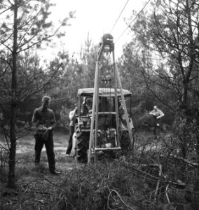 Bosbewerking, arbeiders, landbouwmachines, werktuigen, Tractors, Bestanddeelnr 253-6048