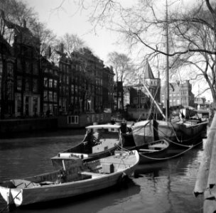 Boten in de gracht op de achtergrond de Schreierstoren, Bestanddeelnr 254-3258