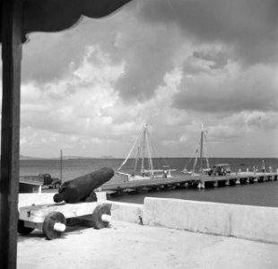 Boten in de baai van Kralendijk op Bonaire, Bestanddeelnr 252-8341
