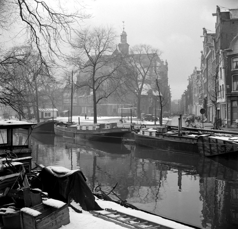 Boten in de gracht op de achtergrond de Noorderkerk, Bestanddeelnr 254-3245