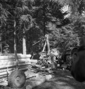 Bosbewerking, boomstammen, machines, werktuigen, aanhangers, Tractors, Bestanddeelnr 253-5147