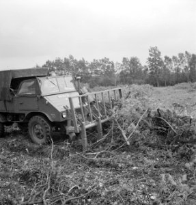 Bosbewerking, auto's, machines, werktuigen, Bestanddeelnr 251-9890