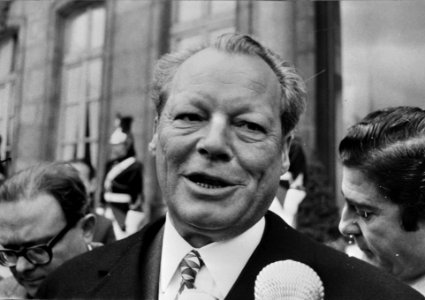 Bondskanselier Willy Brandt is in Parijs voor bespreking met president Pompidou , Bestanddeelnr 924-2094