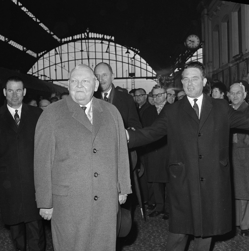 Bondskanselier Ludwig Erhard in Holland, premier Marijnen haalde prof Erhard af, Bestanddeelnr 916-1253