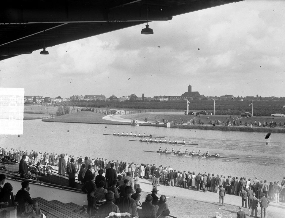 Bosbaan De Amstel 75 jaar finish jonge acht, Bestanddeelnr 904-0458