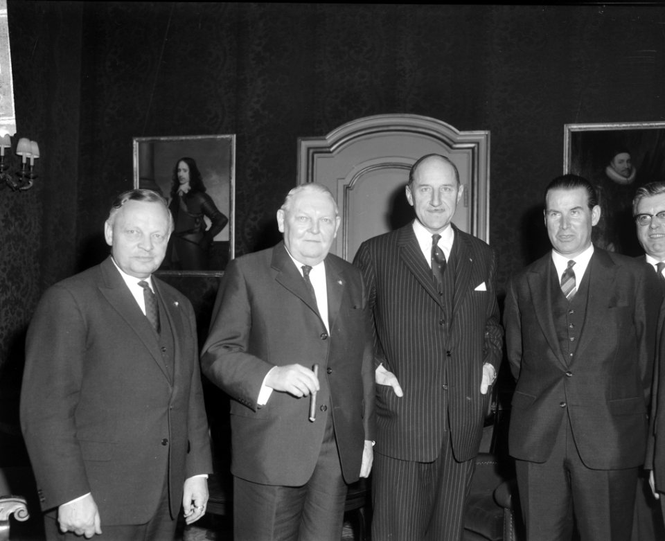 Bondskanselier Erhard en minister Schroder besprekingen gevoerd te Den Haag met , Bestanddeelnr 916-1280