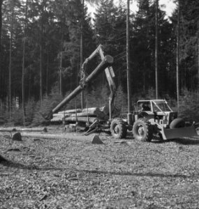 Bosbewerking, arbeiders, landbouwmachines, werktuigen, Bestanddeelnr 253-5737