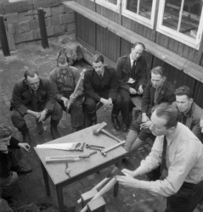 Bosbewerking, gebouwen, arbeiders, gereedschappen, Bestanddeelnr 251-7756