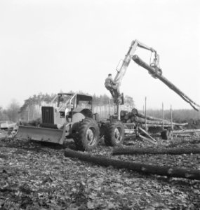 Bosbewerking, landbouwmachines, werktuigen, arbeiders, boomstammen, aanhangers, , Bestanddeelnr 253-5678