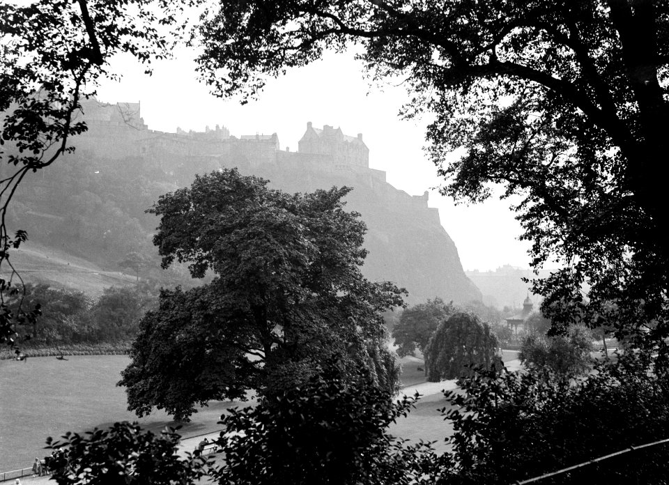 Bomen met daarachter het silhouet van Edinburgh Castle, Bestanddeelnr 252-1265