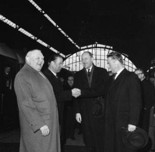 Bondskanselier Ludwig Erhard in Holland, de begroeting op het station v.l.n.r. p, Bestanddeelnr 916-1255