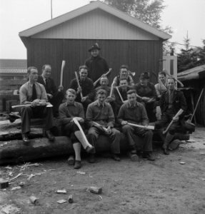 Bosbewerking, gebouwen, arbeiders, gereedschappen, Bestanddeelnr 251-7755