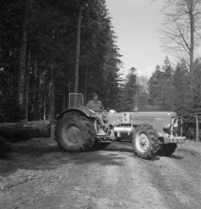 Bosbewerking, landbouwmachines, werktuigen, arbeiders, boomstammen, sleepwerkzaa, Bestanddeelnr 253-5112