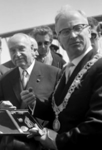 Bondspresident A. Schärf en burgemeester F.J.J.M. Boelens (1961)