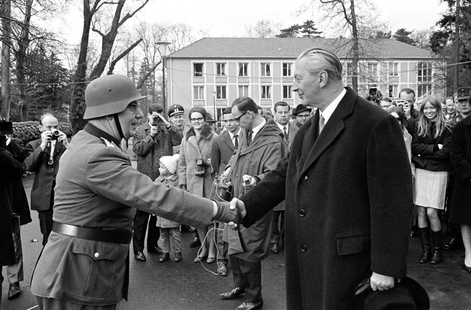 Bondskanselier Kurt Georg Kiesinger inspecteert de erewacht, Bestanddeelnr 919-8416