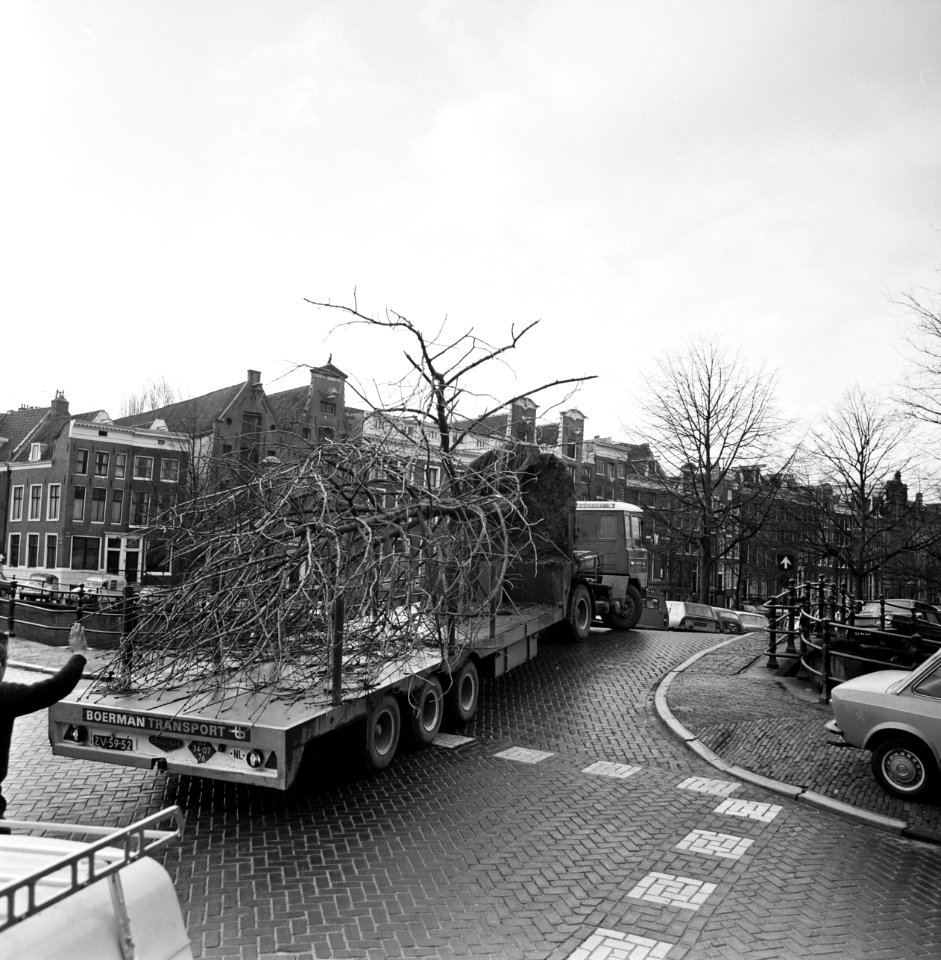 Boom wordt gebracht bij Mees en Hope op Keizersgracht, opdracht, Bestanddeelnr 927-6128
