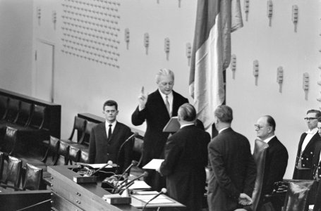Bondskanselier Kurt Georg Kiesinger legt in de Bondsdag de eed af, voor de voorz, Bestanddeelnr 919-8401
