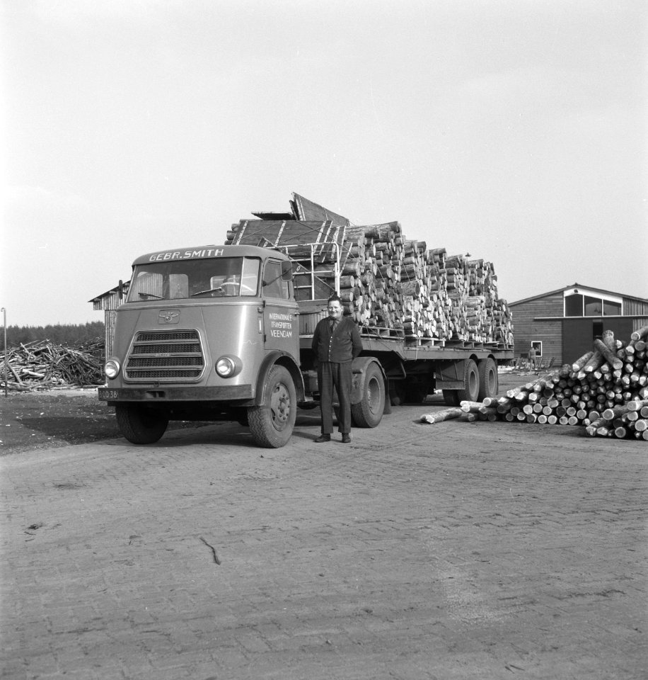 Boomstammen, houtopslagplaatsen, vrachtwagens, arbeiders, Bestanddeelnr 253-5478
