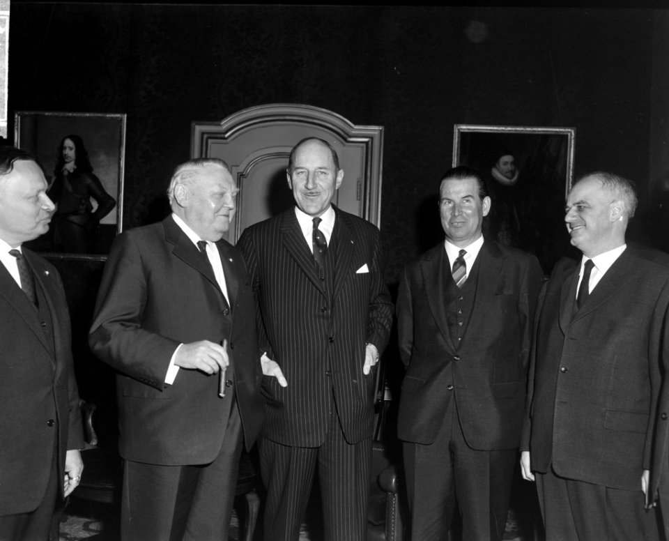 Bondskanselier Erhard en minister Schroder besprekingen gevoerd te Den Haag met , Bestanddeelnr 916-1279