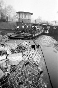 Boot met vuil voor de vernielde brug in de E10 waardoor vervoer van vuil naar de, Bestanddeelnr 931-2897