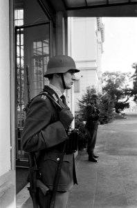 Bondskanselarij te Bonn. Soldatem op wacht, Bestanddeelnr 916-9692