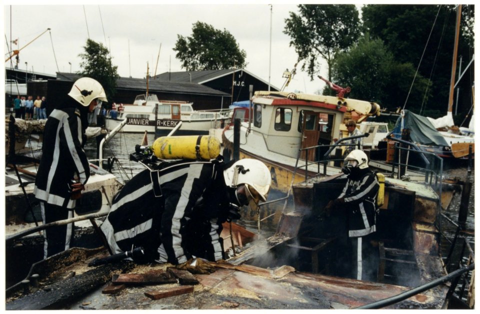 Boot ontploft bij jachthaven De Drijver aan de Spaarndamseweg. NL-HlmNHA 54037216