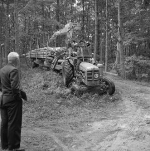Bosbewerking, landbouwmachines, werktuigen, aanhangers, Tractors, Bestanddeelnr 253-5215