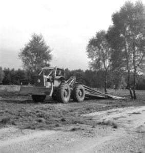 Bosbewerking, landbouwmachines, werktuigen, arbeiders, boomstammen, sleepwerkzaa, Bestanddeelnr 253-5956