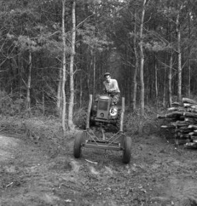 Bosbewerking, landbouwmachines, werktuigen, arbeiders, Tractors, Bestanddeelnr 251-8953