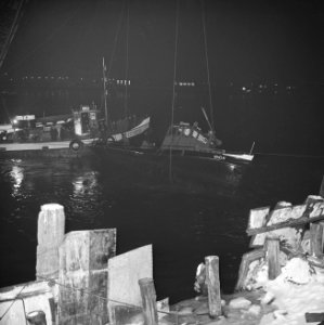 Bootje van Rijkshavendienst geramd in Rotterdam. Vijf doden het bootje wordt gel, Bestanddeelnr 914-8548