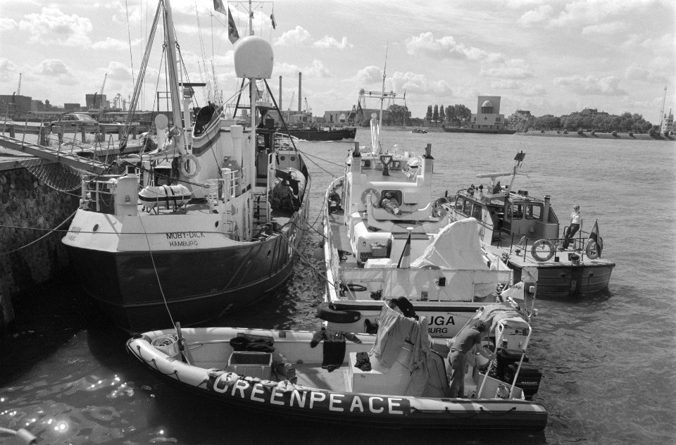Bootje van Greenpeace voert actie in de Rotterdamse haven, Bestanddeelnr 934-4644
