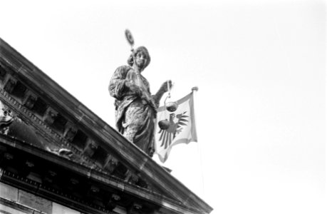 Bondspresident Heinemann verlaat Paleis op de Dam Ada Vrouwe Justitia op Paleis , Bestanddeelnr 923-0131