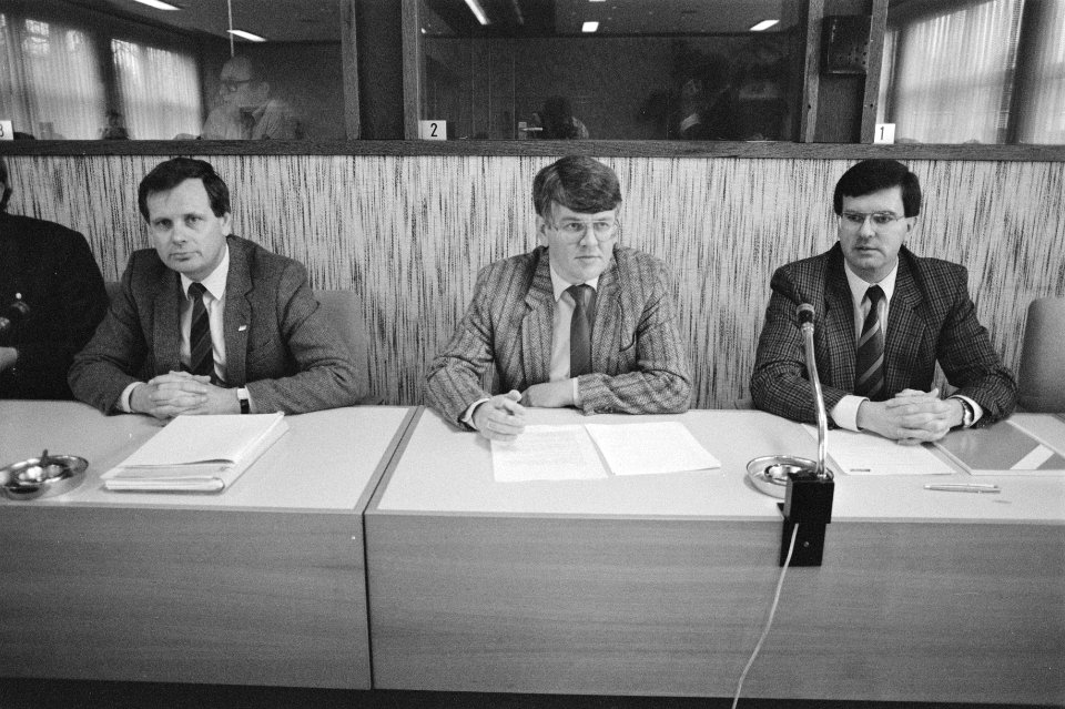 Bondsvergadering Industriebond FNV v.l.n.r. D. Visser A. van de Veen en J. Sch, Bestanddeelnr 934-1716