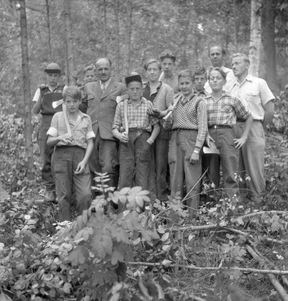 Bosbewerking, arbeiders, groepsfotos, jongens, Bestanddeelnr 251-7686