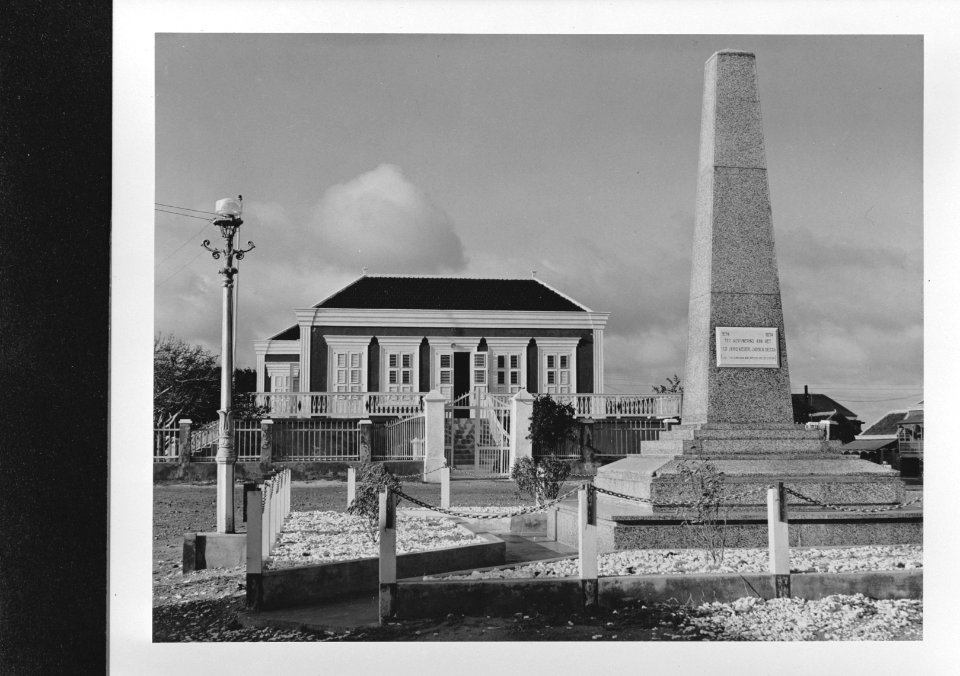 Bonaire. Gouvernementshuis te Kralendijk, de hoofdstad van het eiland en het mon, Bestanddeelnr 935-1240