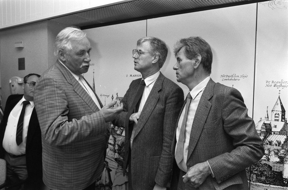 Bondsraad AbvaKabo v.l.n.r. voorzitter Van de Scheur , Vrins en Sonnenveld, Bestanddeelnr 934-0993