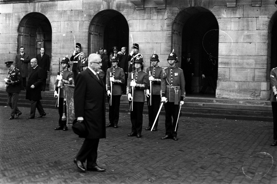 Bondspresident Heinemann verlaat Paleis op de Dam Ada Heinemann inspecteert gard, Bestanddeelnr 923-0130