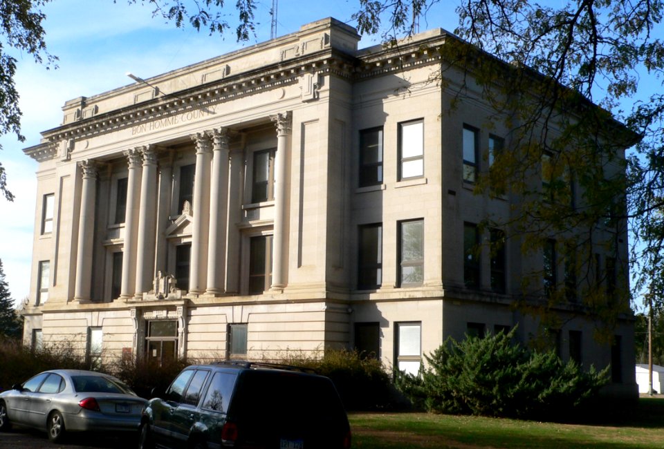 Bon Homme County courthouse from SE 1
